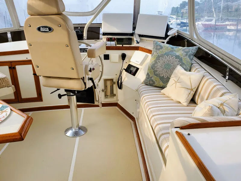 Slide: The Image of Starboard Seating - Flybridge - 34