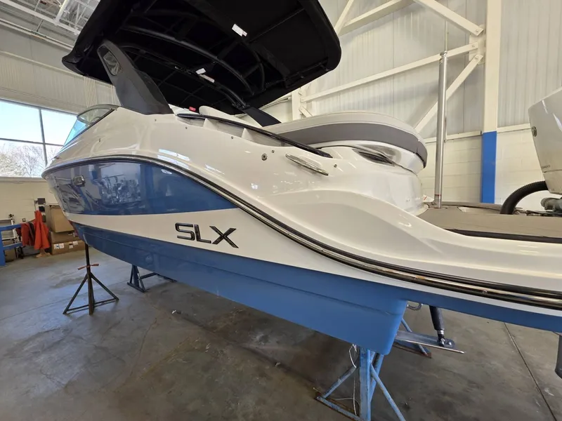 Slide: The Image of Sea Ray 260SXO 2026 - 5
