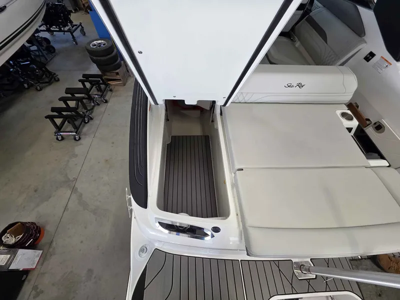 Slide: The Image of Sea Ray 260SXO 2026 - 7