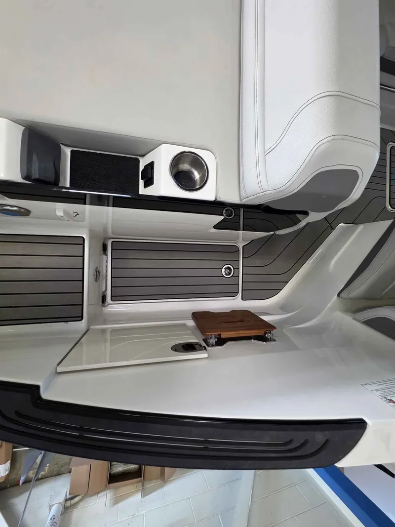 Slide: The Image of Sea Ray 260SXO 2026 - 8