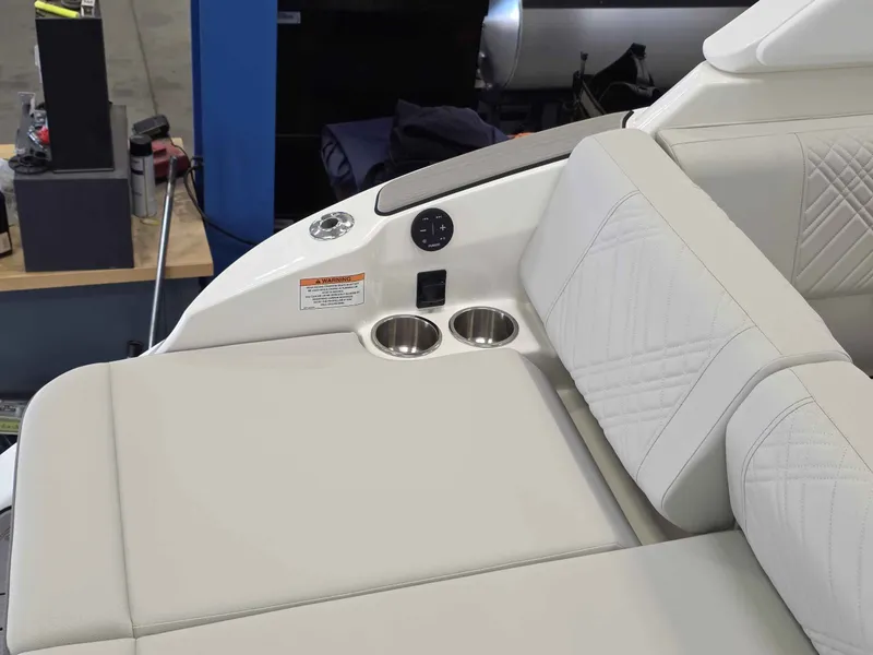 Slide: The Image of Sea Ray 230SDO 2026 - 10