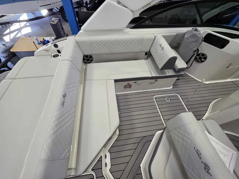 Slide: The Image of Sea Ray 230SDO 2026 - 11