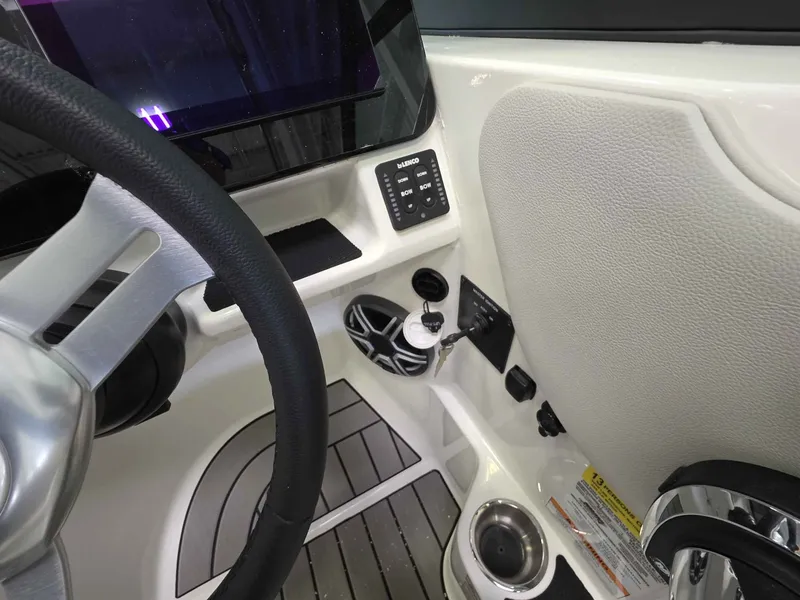 Slide: The Image of Sea Ray 230SDO 2026 - 14