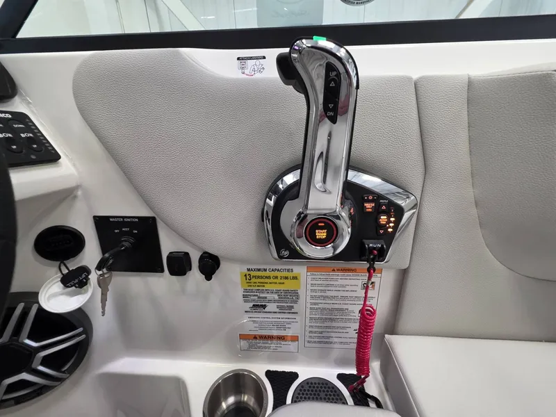 Slide: The Image of Sea Ray 230SDO 2026 - 15