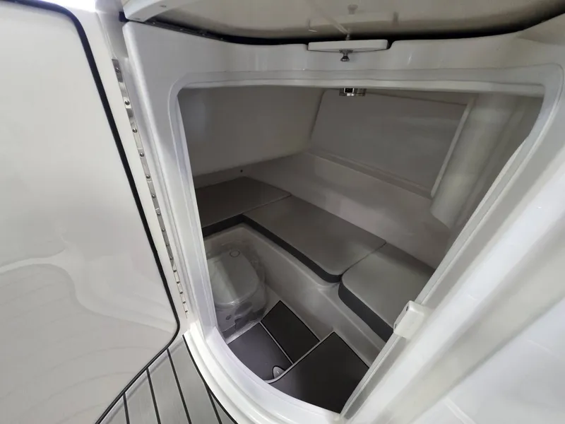 Slide: The Image of Sea Ray 230SDO 2026 - 16