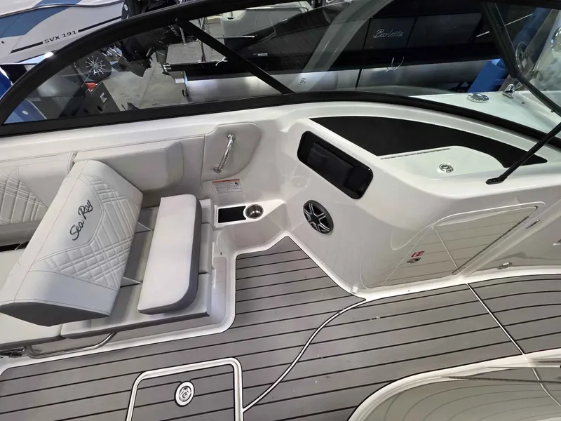 Slide: The Image of Sea Ray 230SDO 2026 - 17