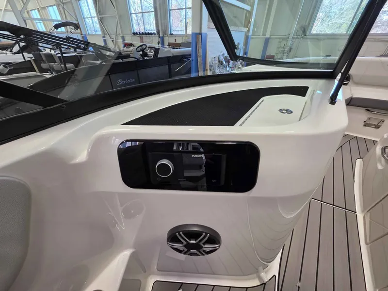 Slide: The Image of Sea Ray 230SDO 2026 - 18