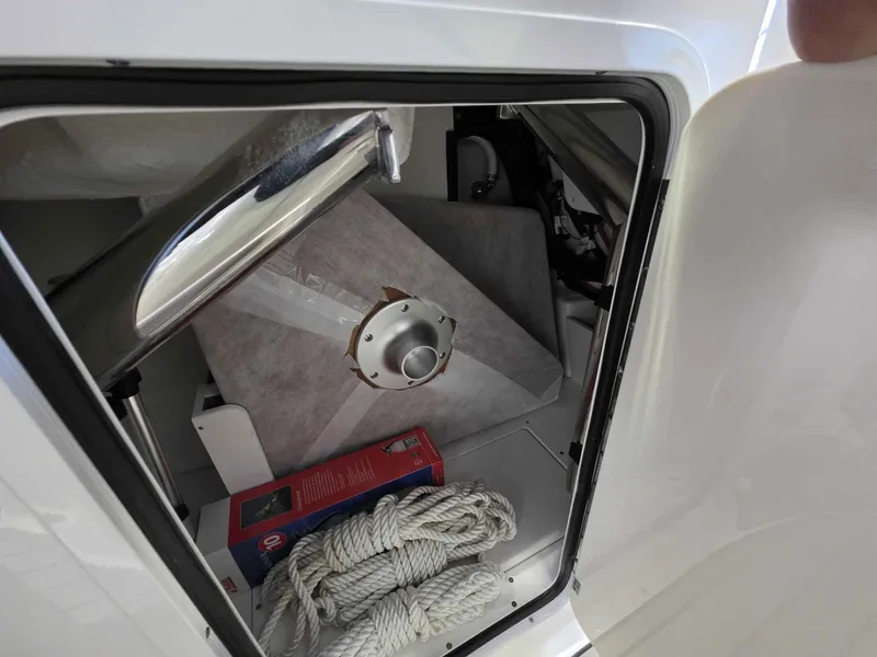 Slide: The Image of Sea Ray 230SDO 2026 - 19