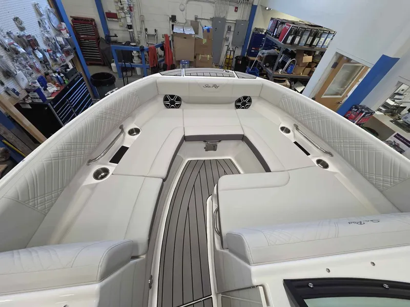 Slide: The Image of Sea Ray 230SDO 2026 - 20