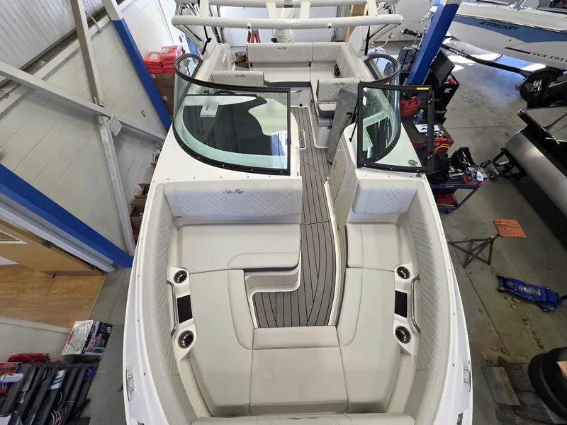 Slide: The Image of Sea Ray 230SDO 2026 - 21