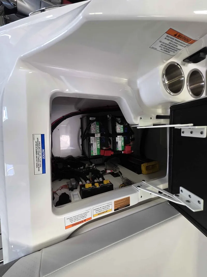 Slide: The Image of Sea Ray 230SDO 2026 - 25