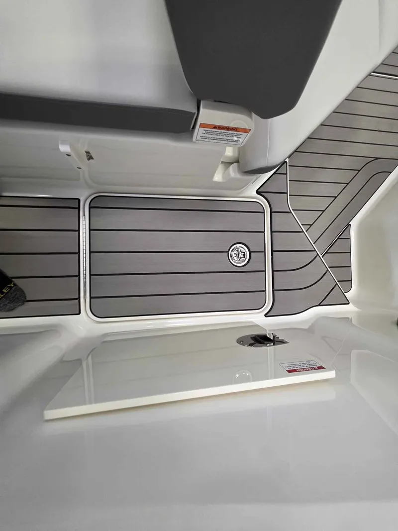 Slide: The Image of Sea Ray 230SDO 2026 - 26