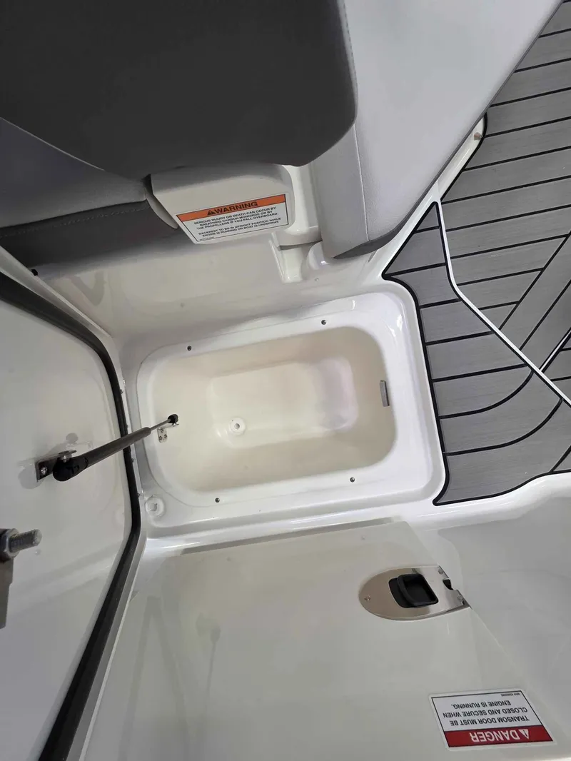 Slide: The Image of Sea Ray 230SDO 2026 - 27