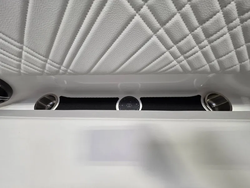 Slide: The Image of Sea Ray 230SDO 2026 - 28