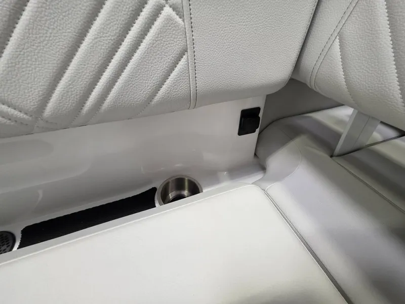 Slide: The Image of Sea Ray 230SDO 2026 - 29