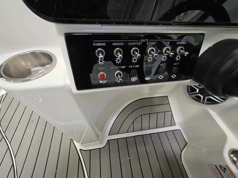 Slide: The Image of Sea Ray 230SDO 2026 - 6