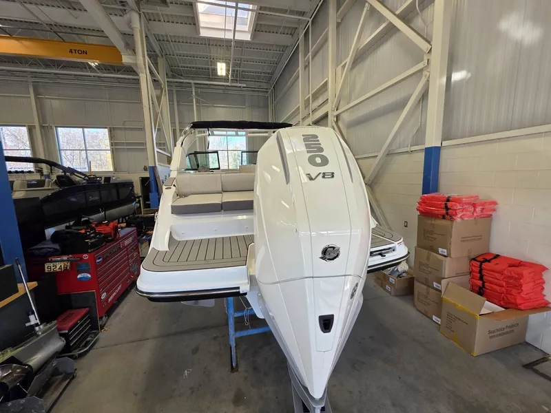 Slide: The Image of Sea Ray 230SDO 2026 - 7