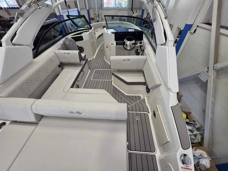 Slide: The Image of Sea Ray 230SDO 2026 - 9