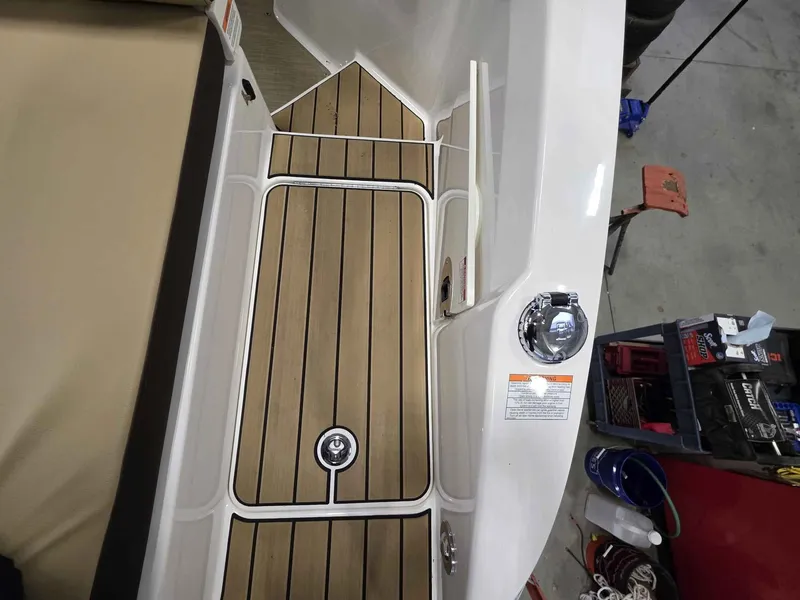 Slide: The Image of Sea Ray SDX 270 2026 - 10