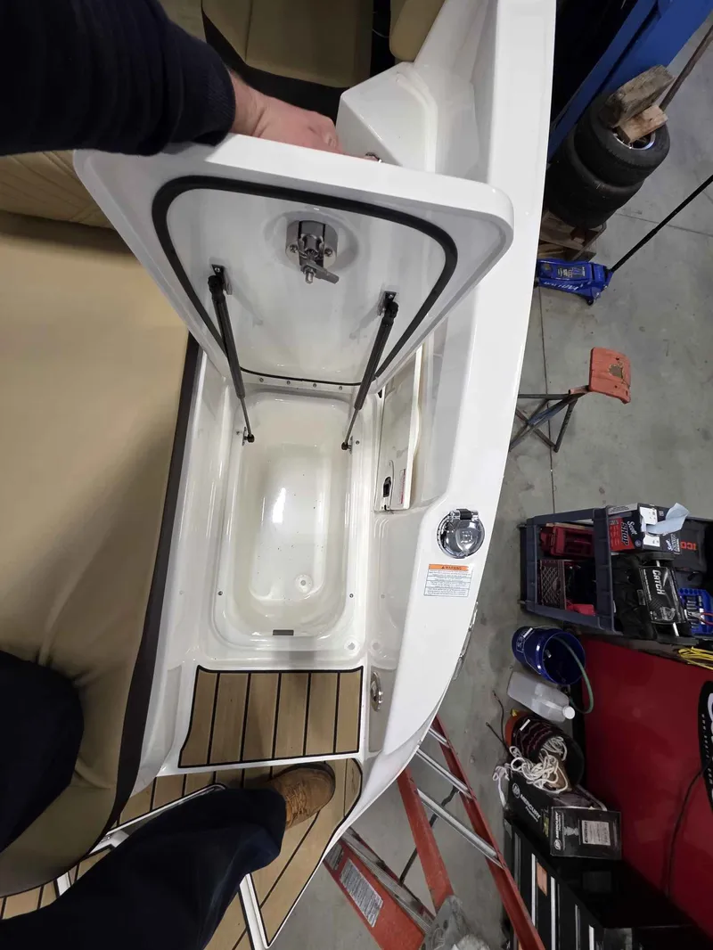 Slide: The Image of Sea Ray SDX 270 2026 - 11