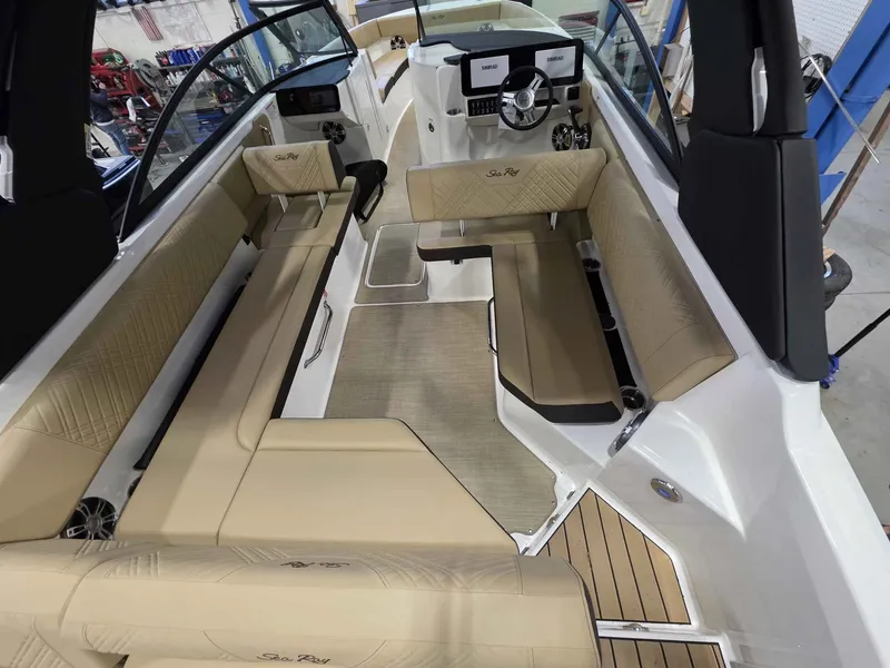 Slide: The Image of Sea Ray SDX 270 2026 - 12