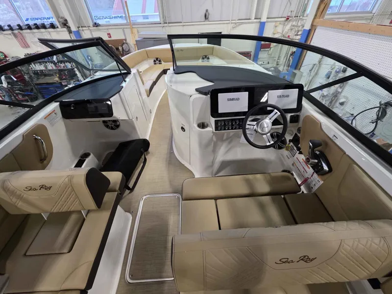 Slide: The Image of Sea Ray SDX 270 2026 - 16