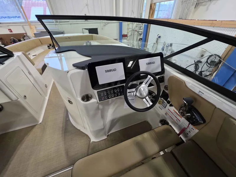 Slide: The Image of Sea Ray SDX 270 2026 - 18