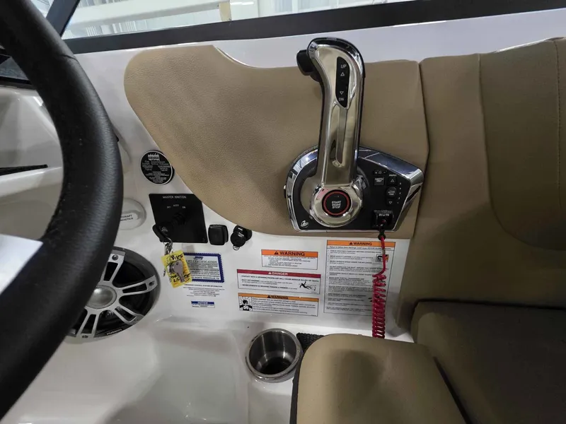 Slide: The Image of Sea Ray SDX 270 2026 - 19