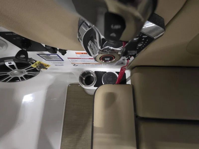 Slide: The Image of Sea Ray SDX 270 2026 - 20