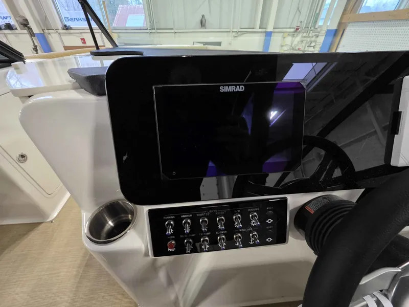 Slide: The Image of Sea Ray SDX 270 2026 - 23