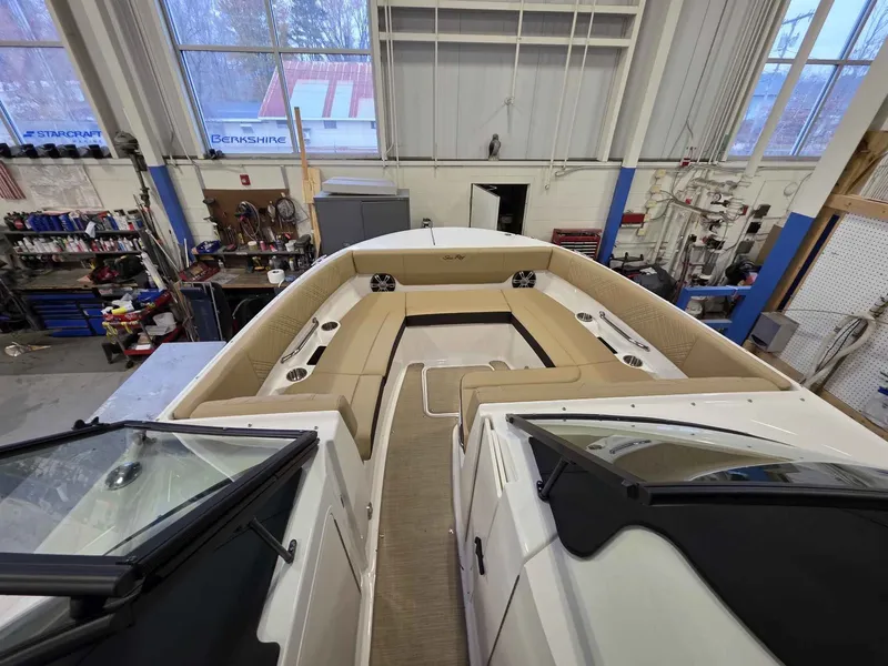 Slide: The Image of Sea Ray SDX 270 2026 - 25