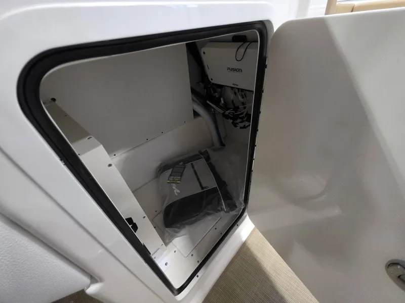 Slide: The Image of Sea Ray SDX 270 2026 - 26