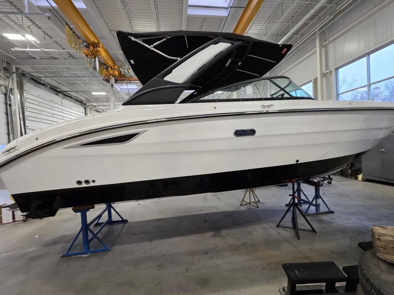 Slide: The Image of Sea Ray SDX 270 2026 - 28