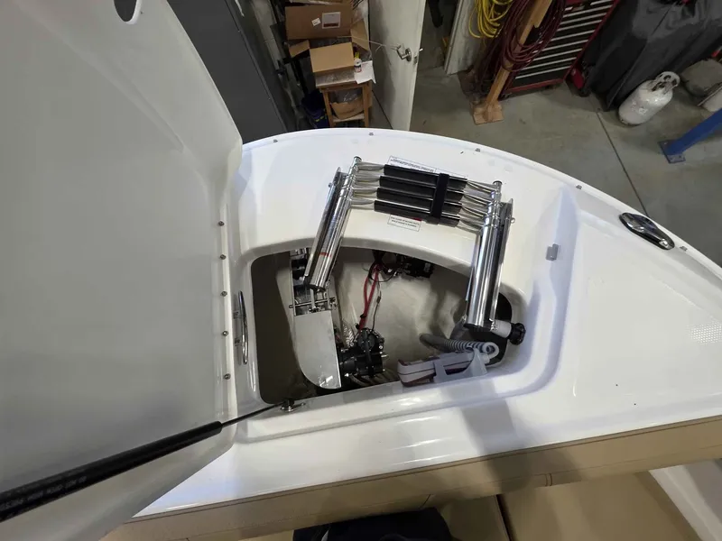 Slide: The Image of Sea Ray SDX 270 2026 - 29