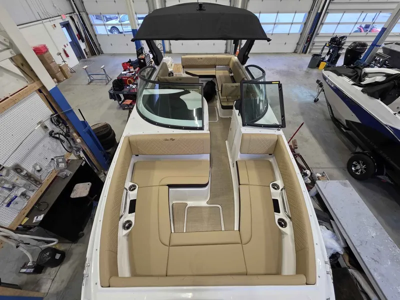 Slide: The Image of Sea Ray SDX 270 2026 - 30