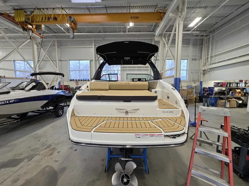 Slide: The Image of Sea Ray SDX 270 2026 - 5