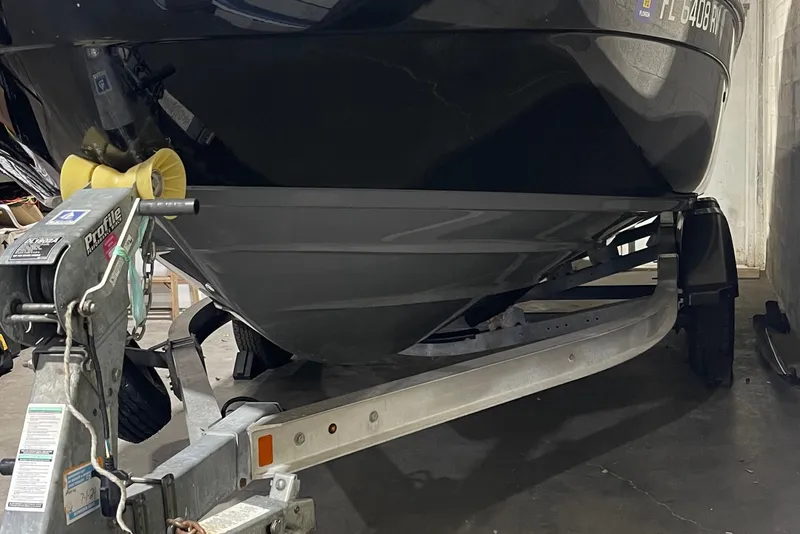 Slide: The Image of 2019 Yamaha Boats 210 FSH on trailer in garage setting. - 8