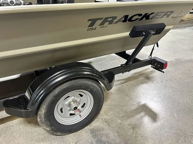 Slide: The Image of Tracker Grizzly 1754 SC 2026 - 10