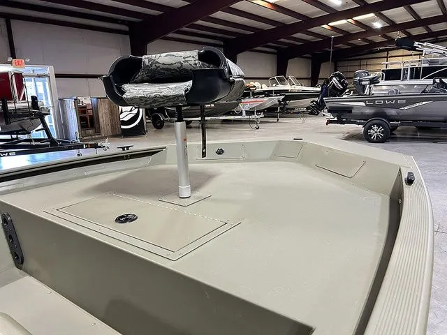 Slide: The Image of Tracker Grizzly 1754 SC 2026 - 4