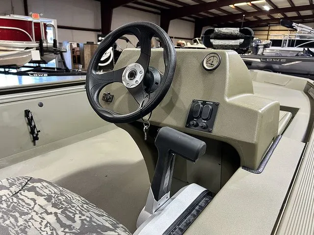 Slide: The Image of Tracker Grizzly 1754 SC 2026 - 5