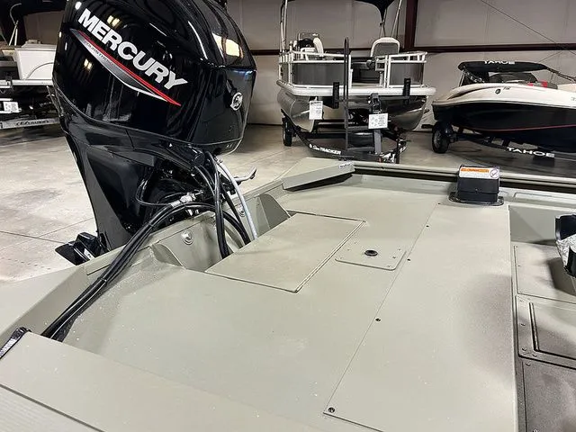 Slide: The Image of Tracker Grizzly 1754 SC 2026 - 6