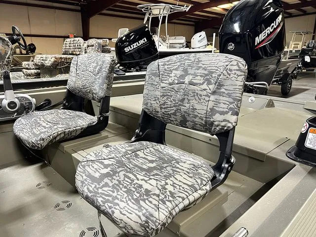 Slide: The Image of Tracker Grizzly 1754 SC 2026 - 8