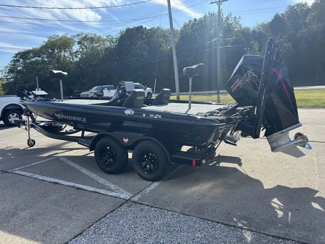 Slide: The Image of Phoenix Bass Boat 721 ZXL 2026 - 18