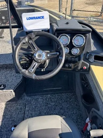 Slide: The Image of Tracker Targa V-18 Combo 2026 - 4