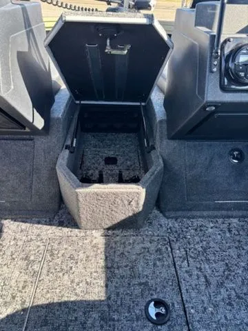 Slide: The Image of Tracker Targa V-18 Combo 2026 - 7