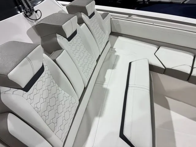 Slide: The Image of Tiara 43LS 2022 - 34