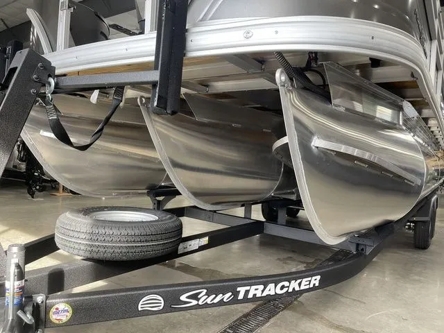 Slide: The Image of Sun Tracker Fishin' Barge 22 XP3 2026 - 11