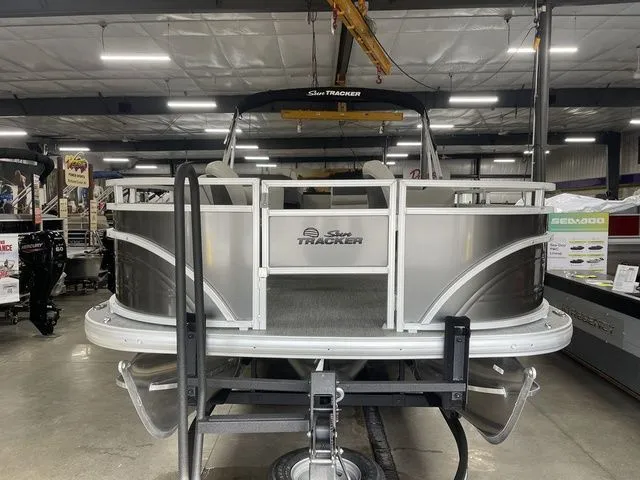 Slide: The Image of Sun Tracker Fishin' Barge 22 XP3 2026 - 12