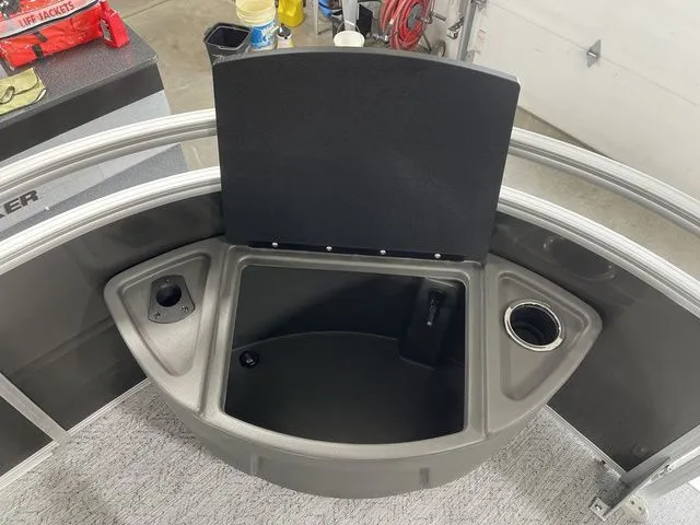 Slide: The Image of Sun Tracker Fishin' Barge 22 XP3 2026 - 24