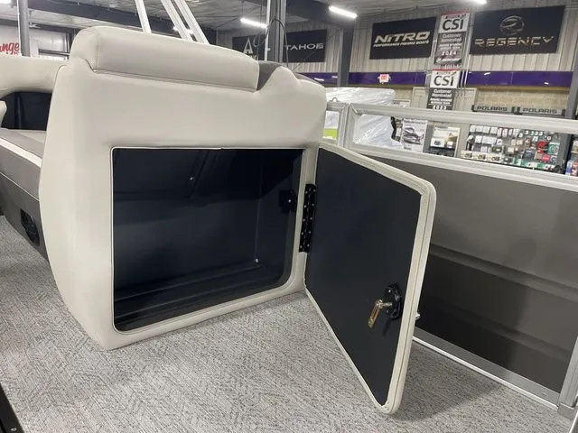 Slide: The Image of Sun Tracker Fishin' Barge 22 XP3 2026 - 27